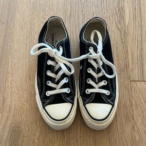 converse low tops 🖤